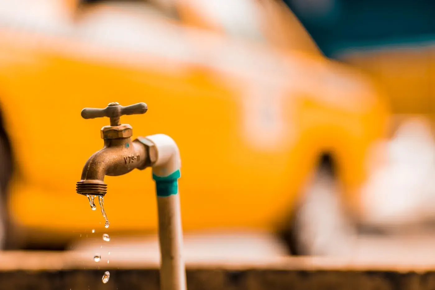 Robinet qui goutte signalant une fuite d'eau à traiter en urgence en Seine-et-Marne