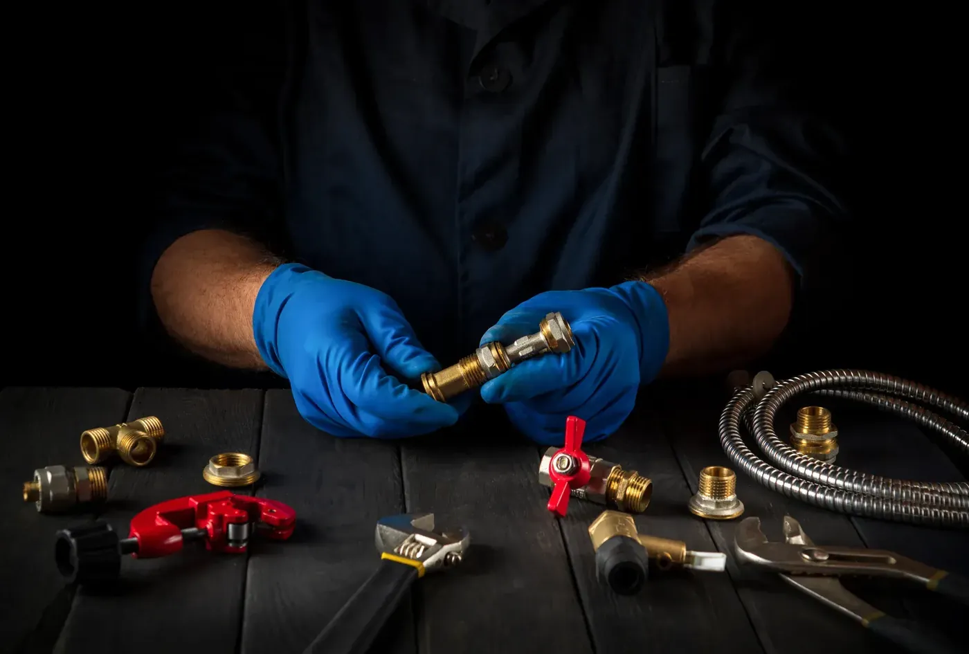 Raccords et flexibles préparés avant remplacement d'une pièce qui fuit dans le 77